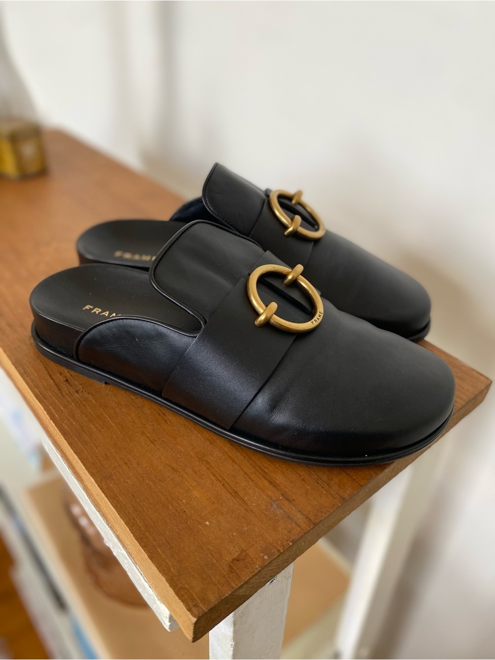 Frame Le Aspen Leather Mules In Noir